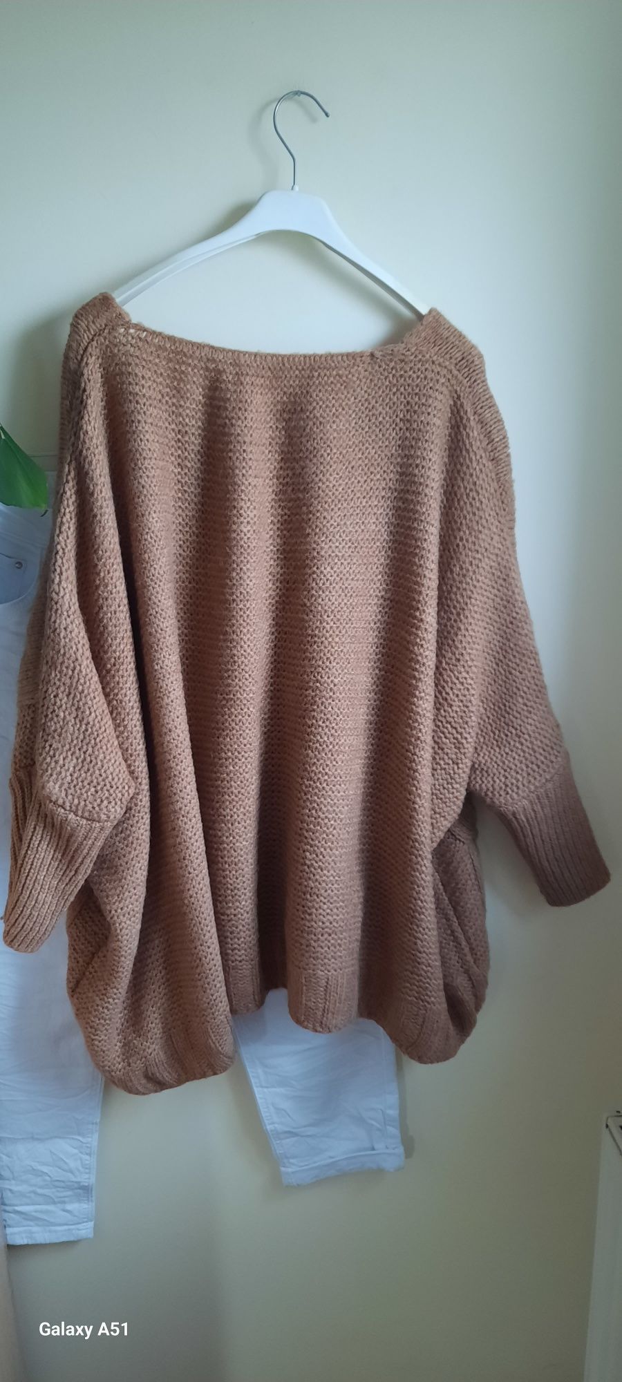 Brązowy sweter oversize  warkocze z przodu