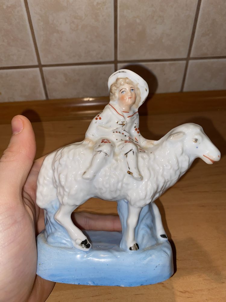 Bardzo stara porcelanowa figurka