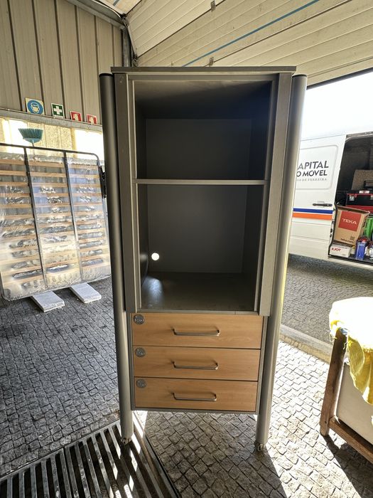 Movel com rodas expositor