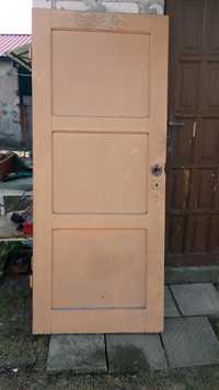 20. Stare drewniane drzwi do renowacji