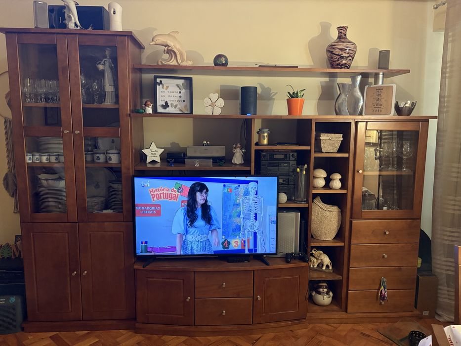 Movel de sala, 5 estrelas, madeira maciça, com muita arrumaçao