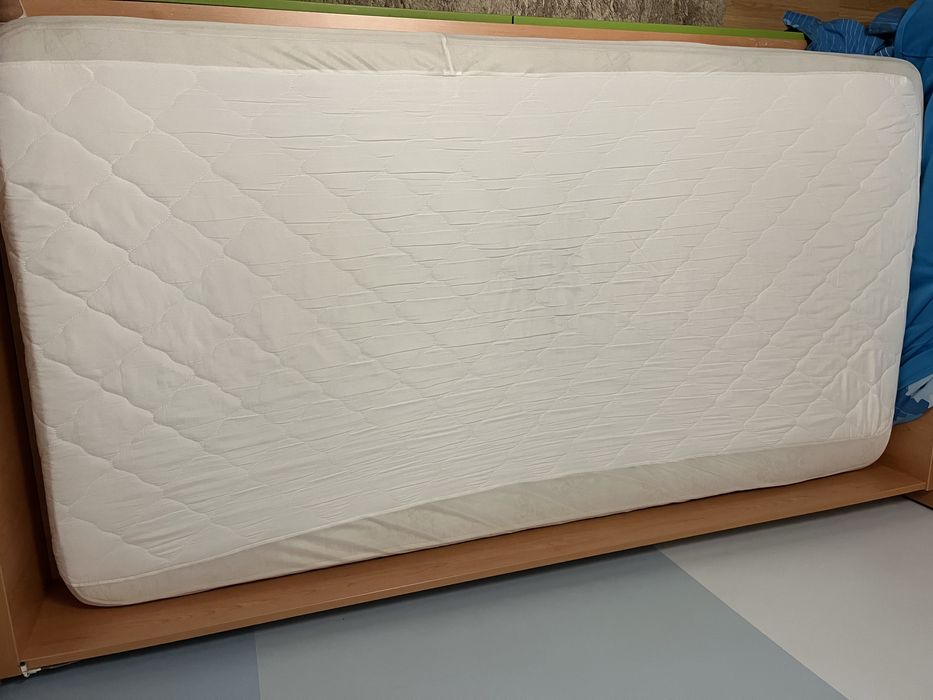 Cama dupla + 1 colchão + 2 conjuntos de roupa de cama