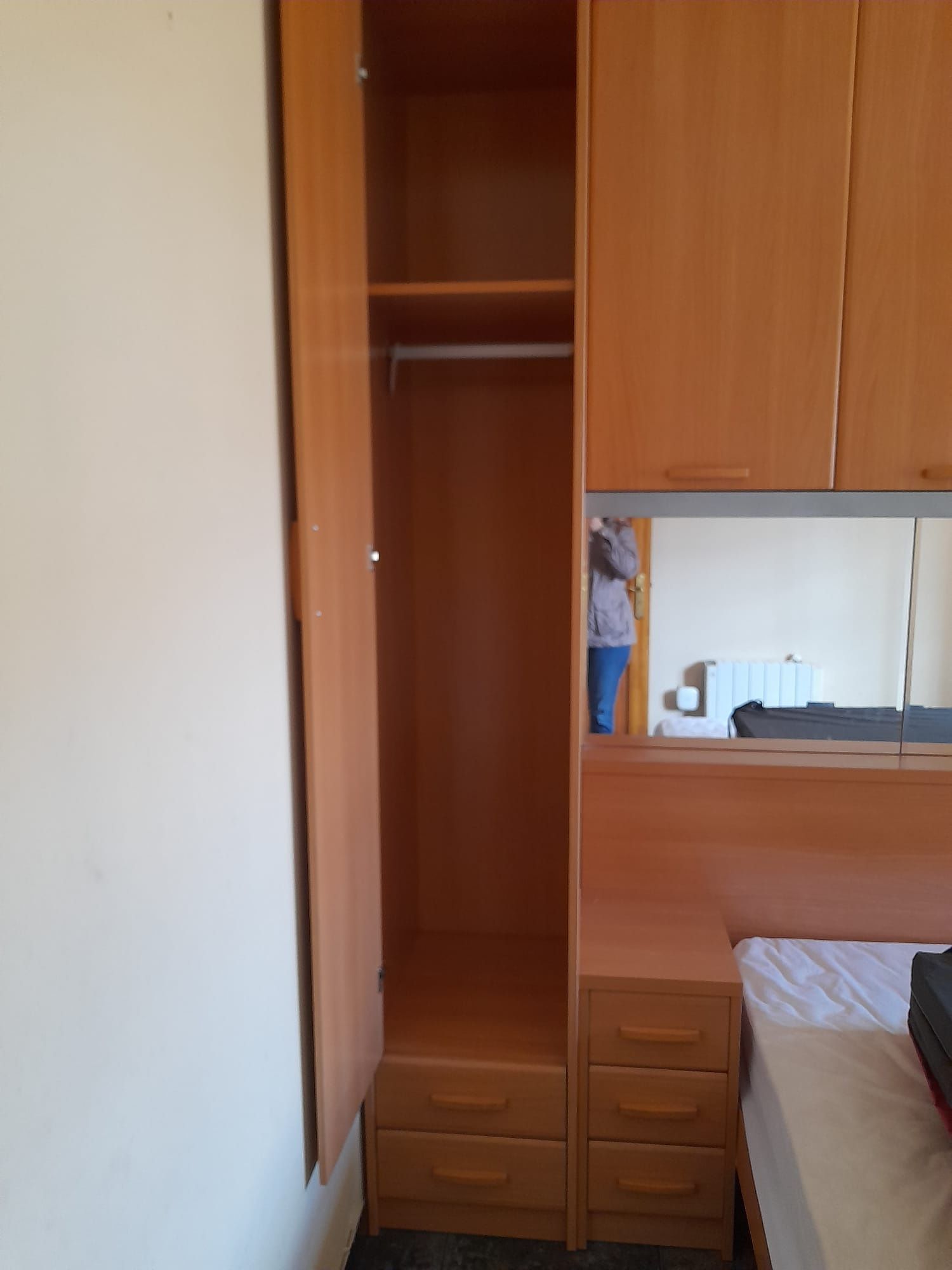 Quarto casal com cama, colchão, roupeiro e mesinhas