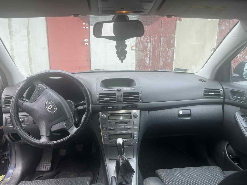 Toyota avensis 2.0 2004 r