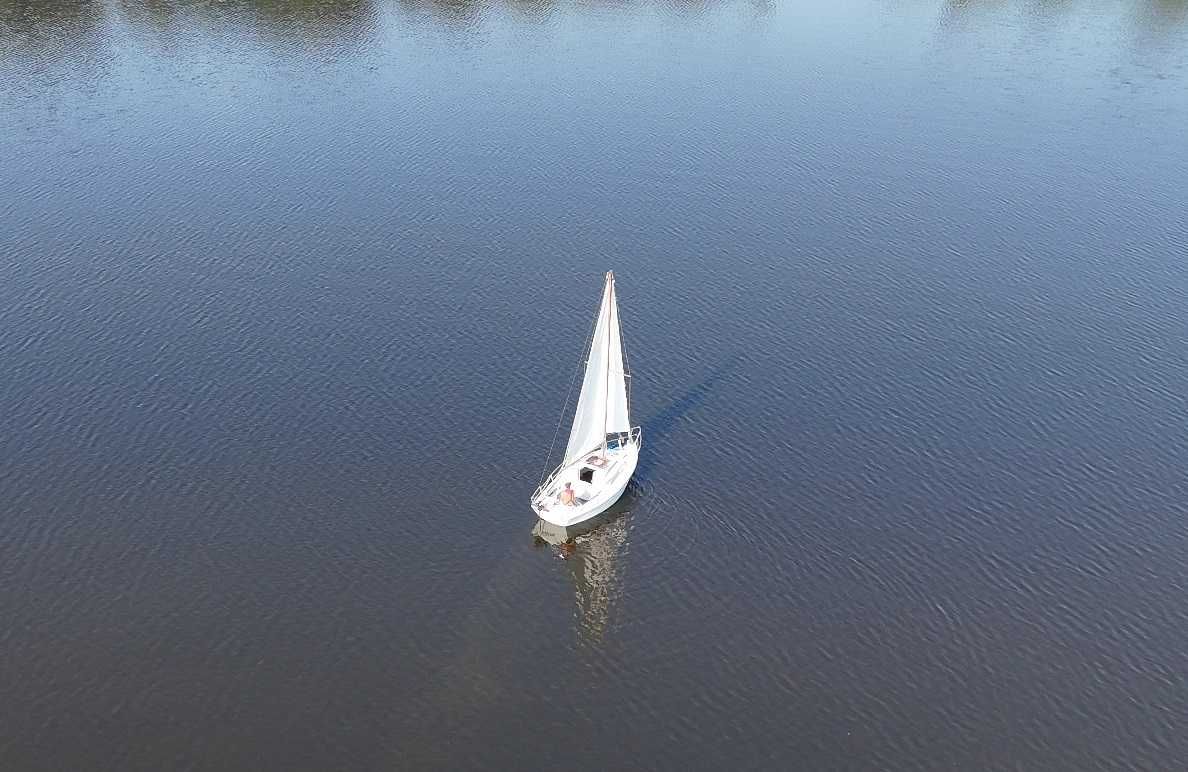 Jacht mahoniowy z kilem typu bilge 5,90m + zarejestrowana przyczepka