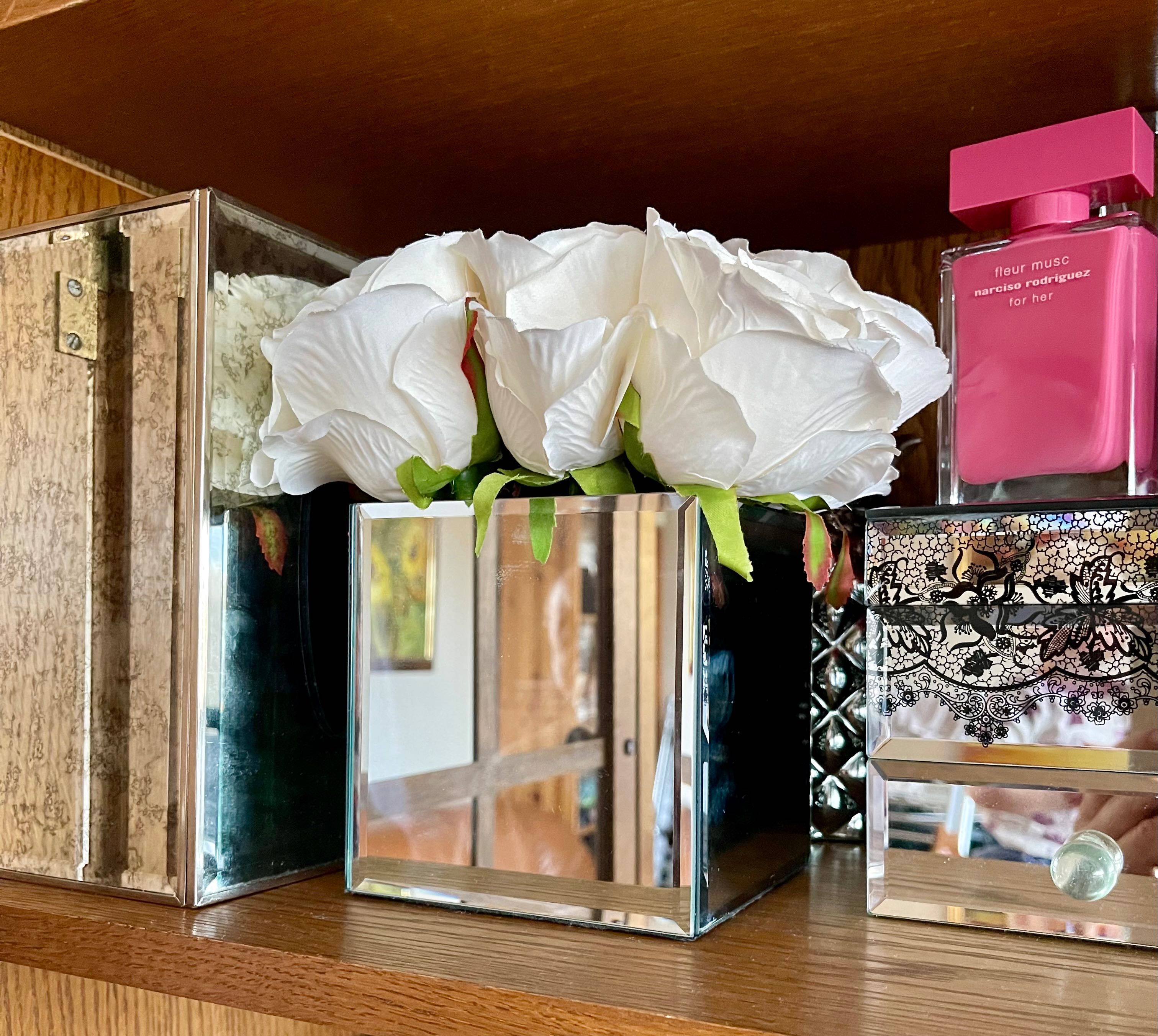 Róże jedwabne w lustrzanym pudełku kremowe kompozycja kwiatowa