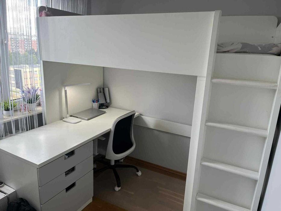 Łóżko na antresoli z biurkiem i materacem