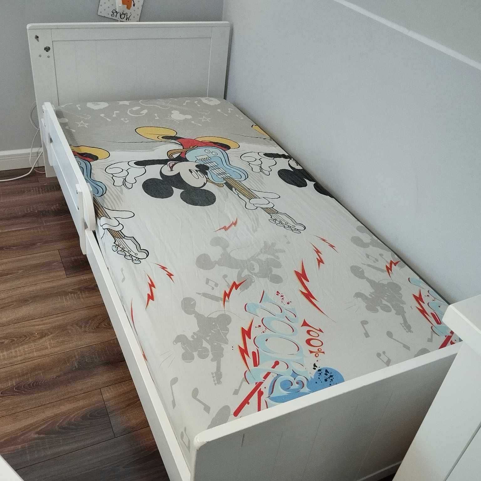 Łóżko drewniane z szufladą, barierką i materacem
