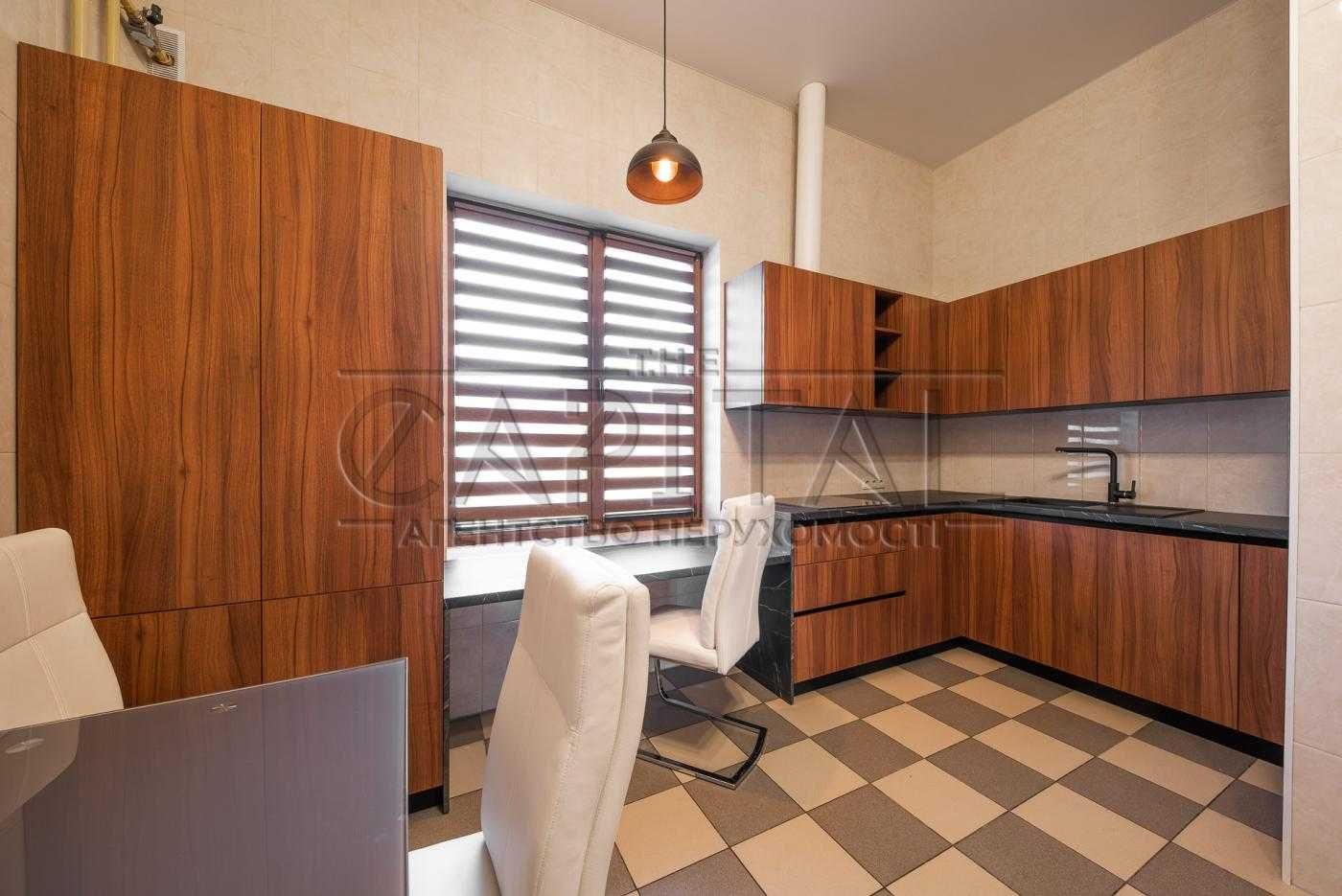 Срочно! Продам комплекс из 3 домов 247м2. Тарасовка. Юровка.Киев 15мин