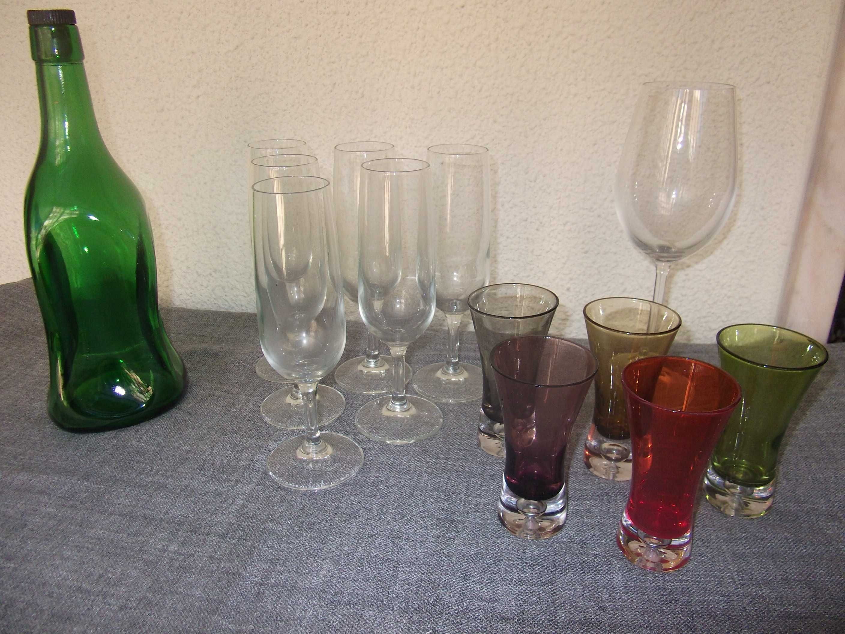 Garrafa e copos em vidro antigos / Antique glass bottle and cups