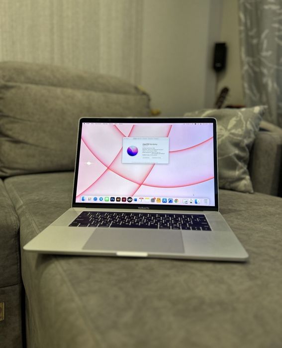 MacBook Pro 15” 2016 I7 | 16gb | 256 gb/ Radeon PRO 450 2 gb. Silver
M