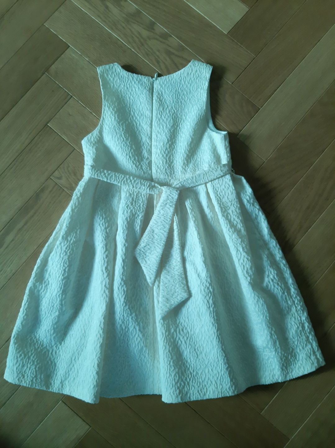 Sukienka elegancka na Święta ecru zdobny lancuszek