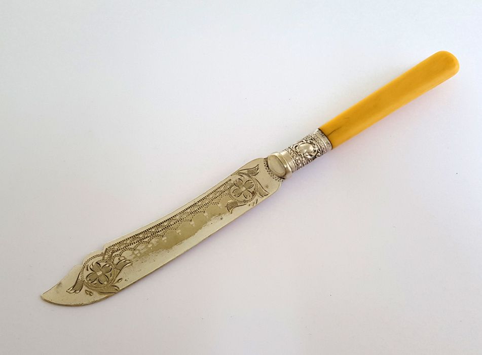 Sygnowany nóż zdobiony kością okutą srebrem ocechowanym z 1901 roku