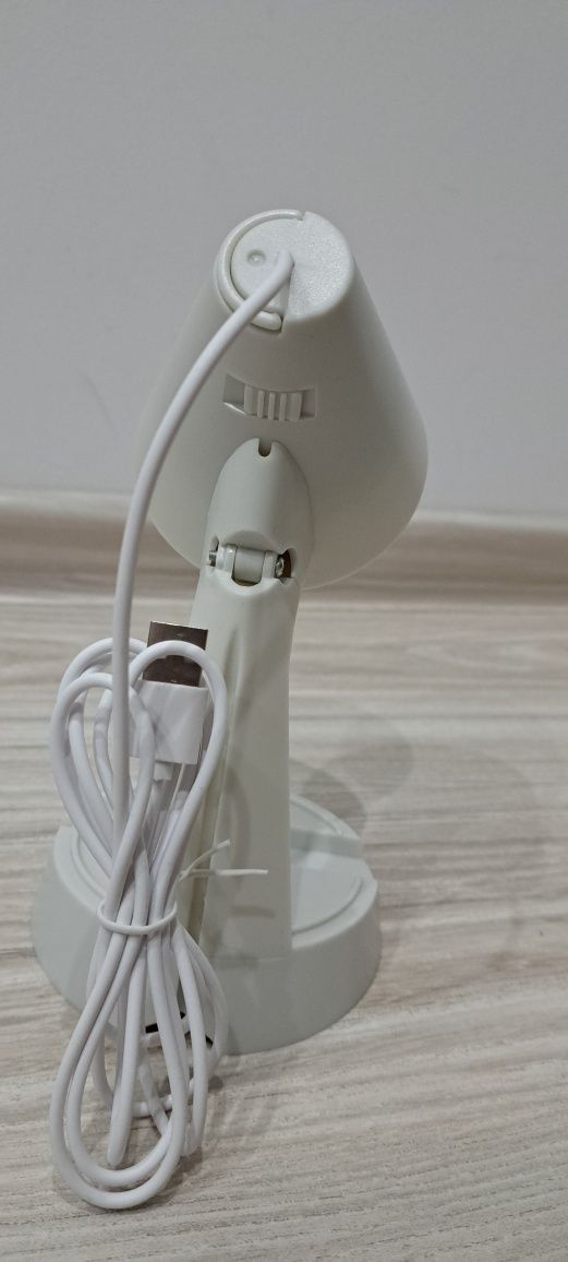 Lampka biurkowa z odczepanym kloszem