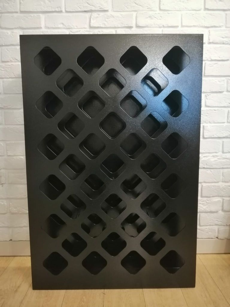 Metalowy stojak na wino