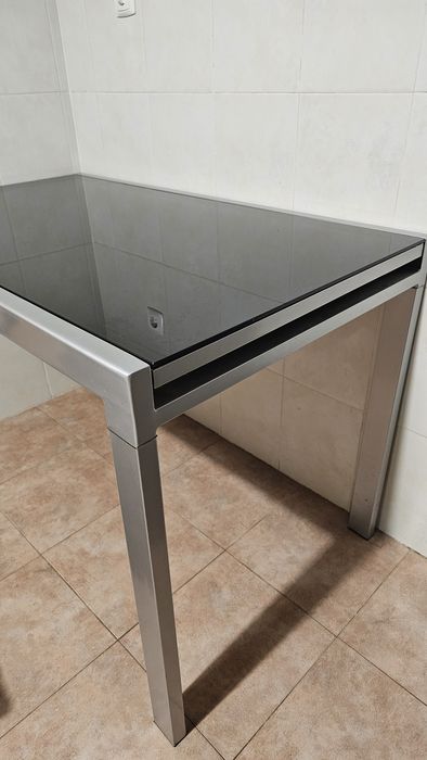 Mesa extensivel em vidro preto fosco