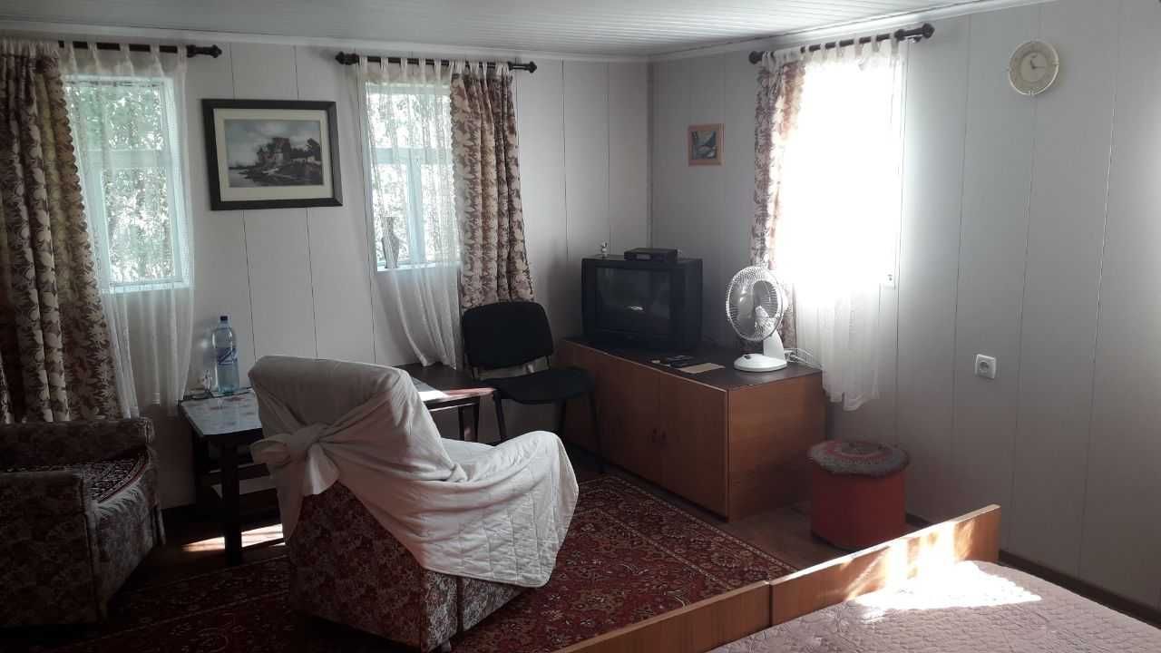 Продається хата у с.Яруга, для літнього відпочинку,  "заходь і живи".