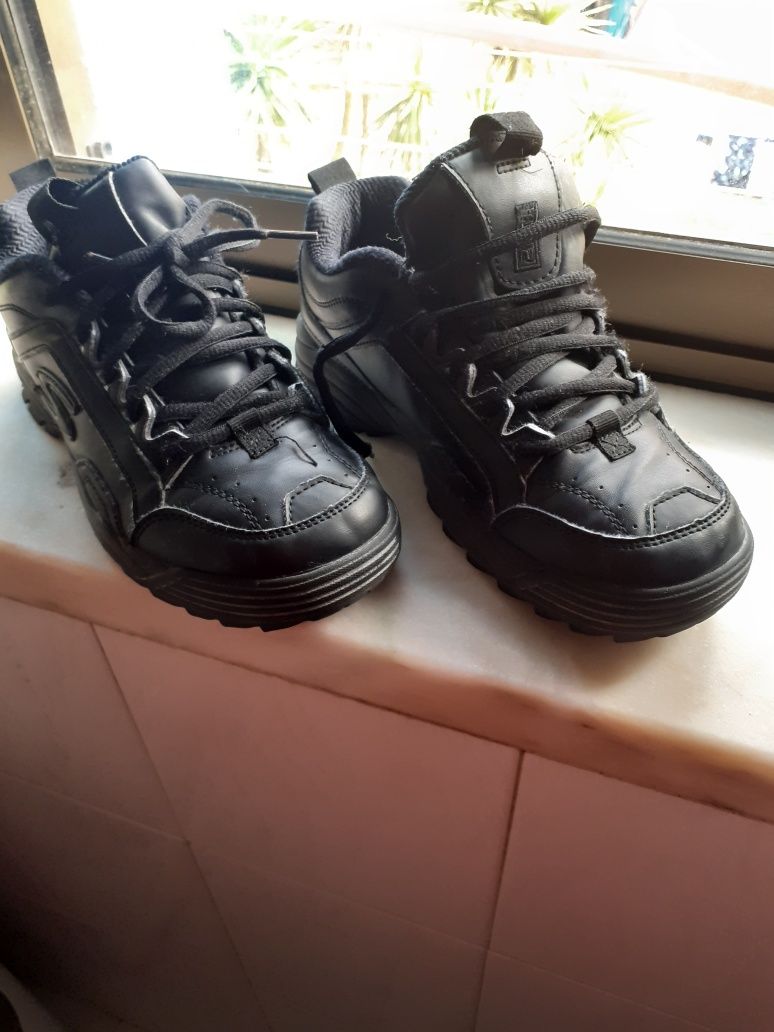 Vendo yenis skechers preto 37 criança