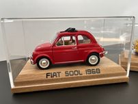 Model w gablocie Fiat 500L na prezent