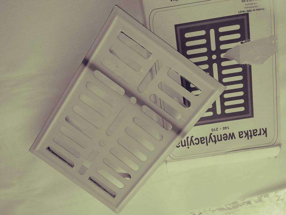 Kratki wentylacyjne z siatką plastik.+kratka wentylacyjna z nierdzewki