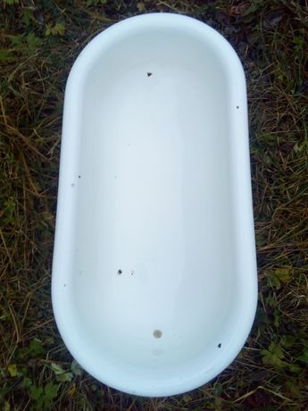 Біла емальована ванна
