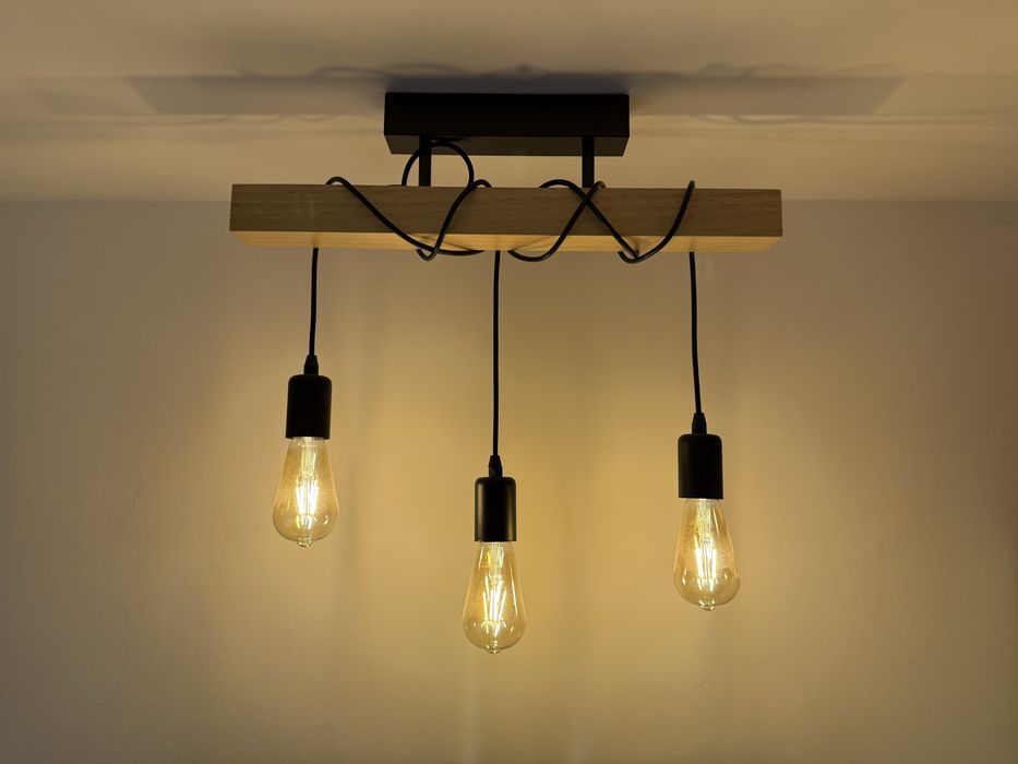 Lampa wisząca z żarówkami. Żyrandol