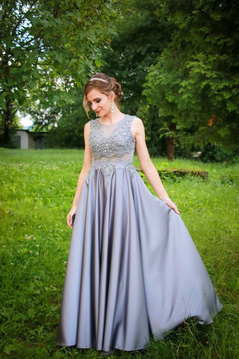 Вечірнє плаття сірого кольору обшите каменями