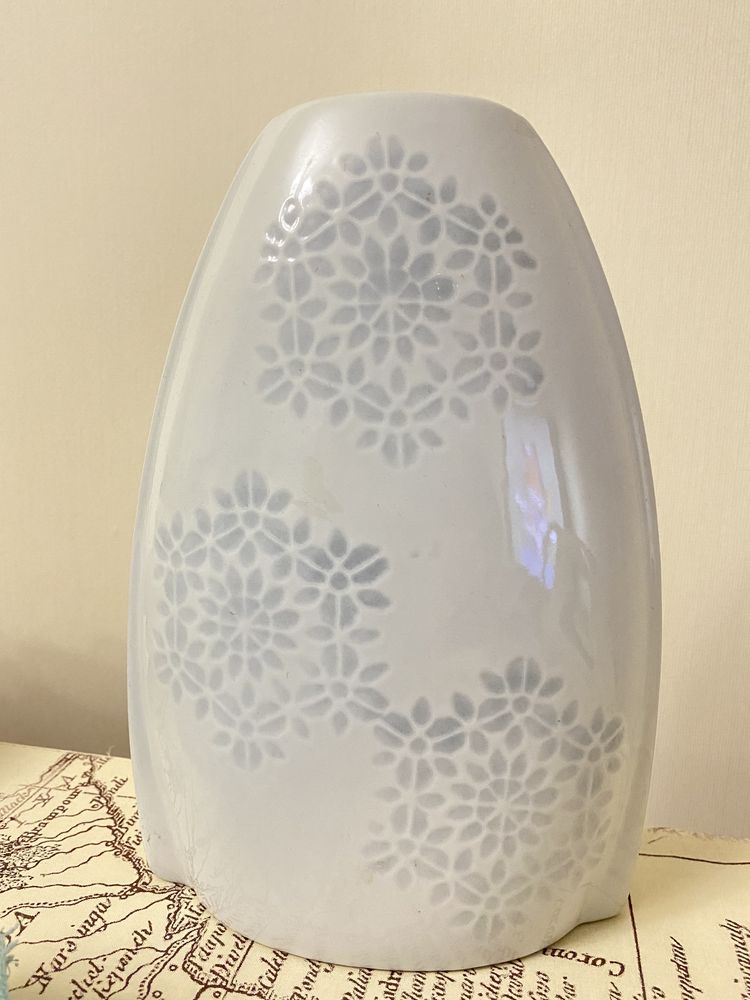Новая керамическая ваза для цветов