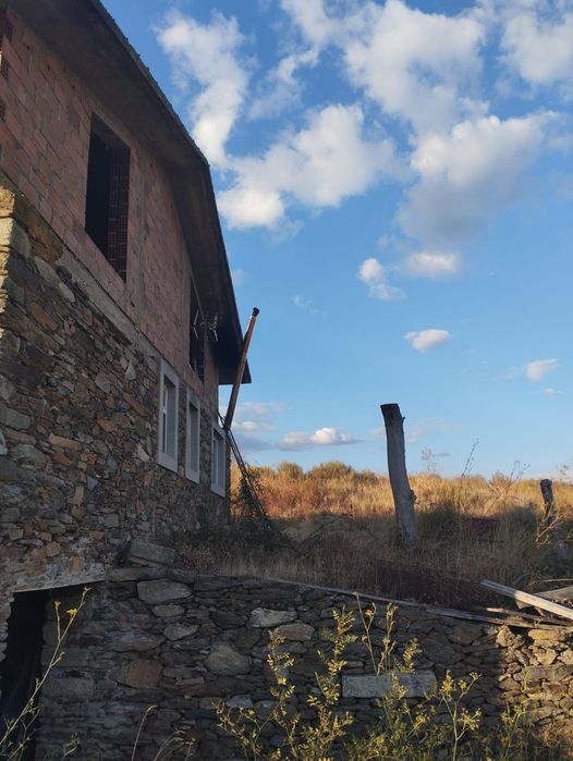 Quinta com 1,7 hectares e casa de 3 andares – Peredo, Macedo de Cavale