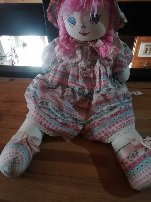 Boneca em tecido artesanal.