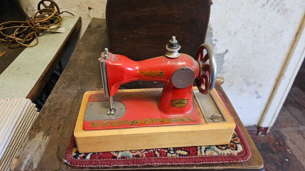 Zestaw zabytkowych maszyn do szycia – SINGER, ЧАЙКА, PRL