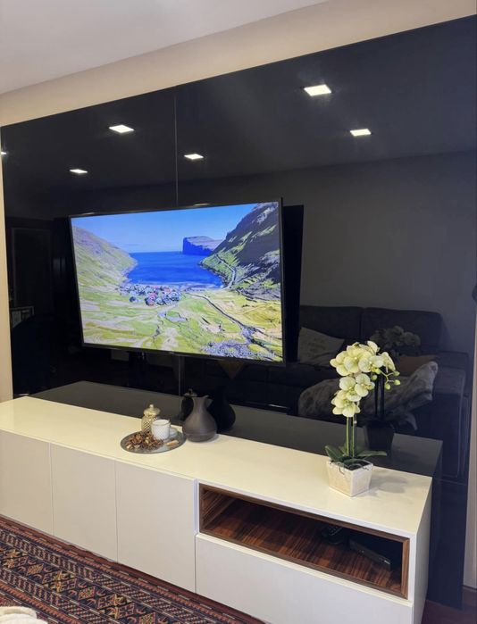 Movel TV com painel vidro preto