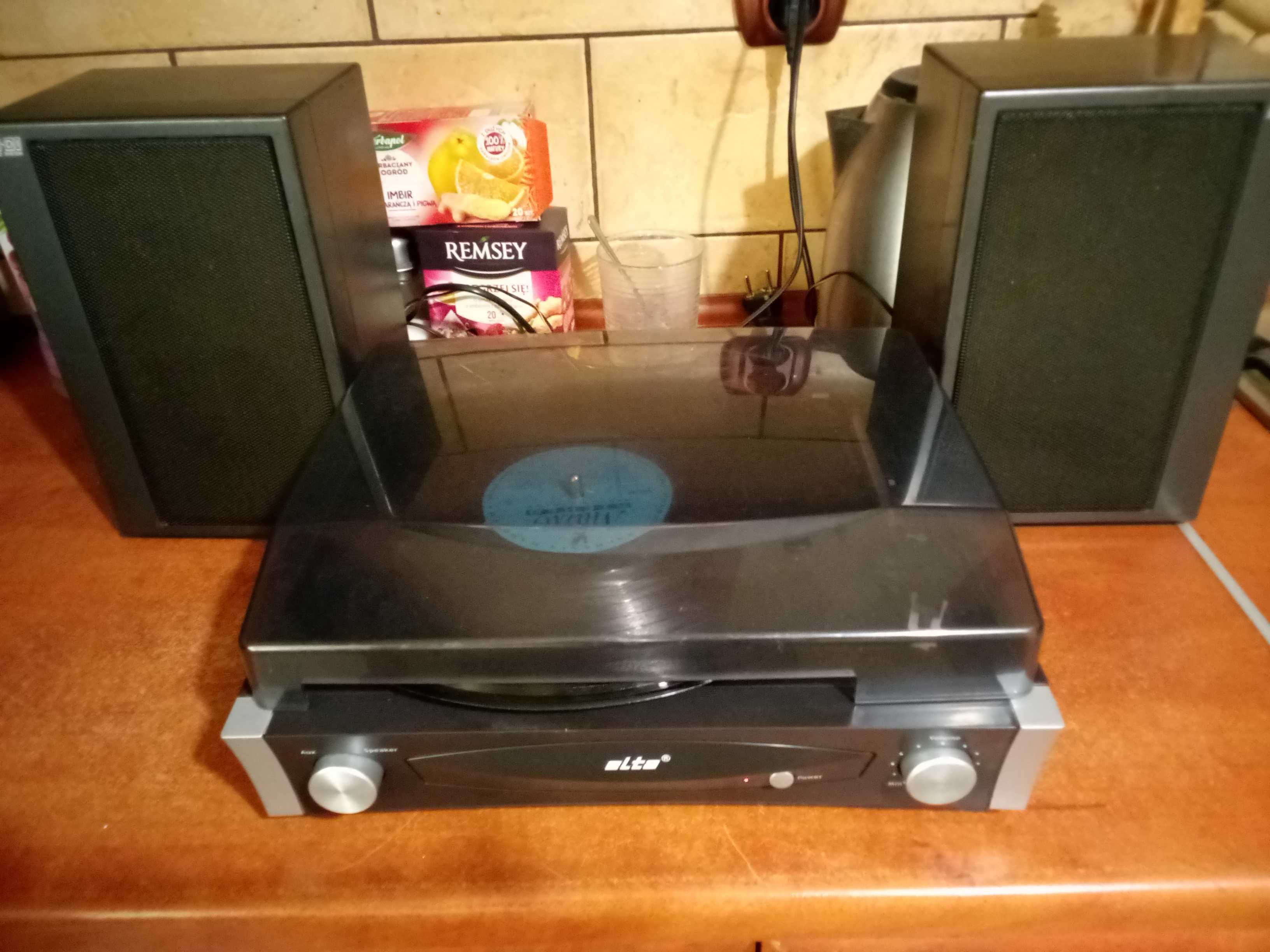 Gramofon ze wzmacniaczem i kolumnami