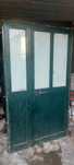 Portas de aluminio verde com vidro e almofada