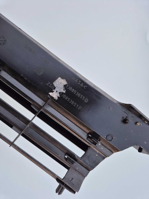 Grill Atrapa Przednia Przód Zderzaka VW GOLF IV Czarna LC9Z 97-06r Ory