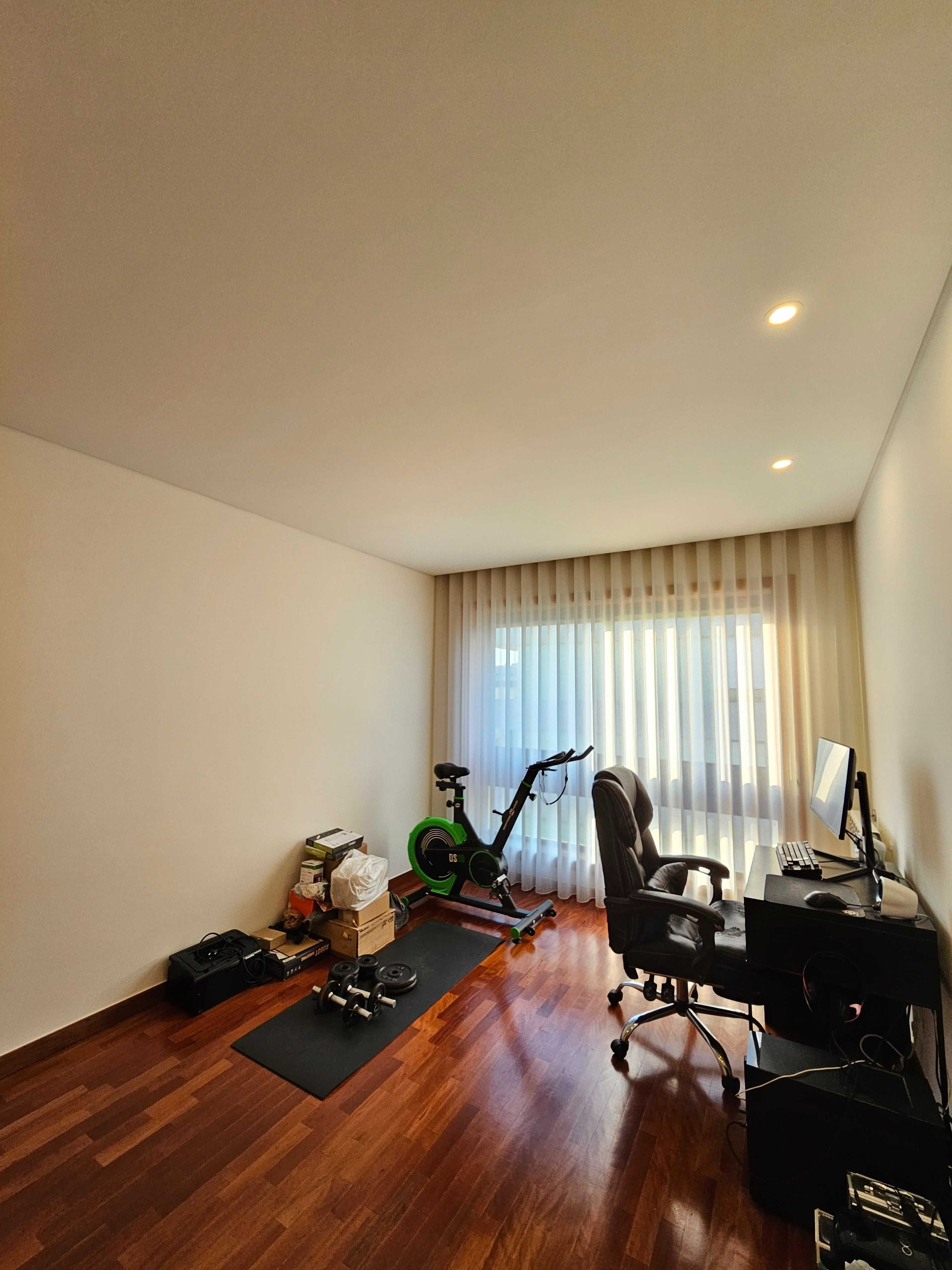 T2 Remodelado com Varanda, Garagem, Elevador – Castêlo da Maia