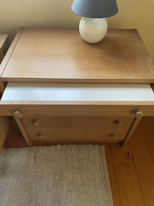 Camas individuais e mesas de cabeceira