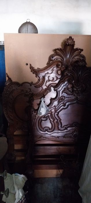 Antiga mobília de quarto de casal em madeira estilo Luís XVl