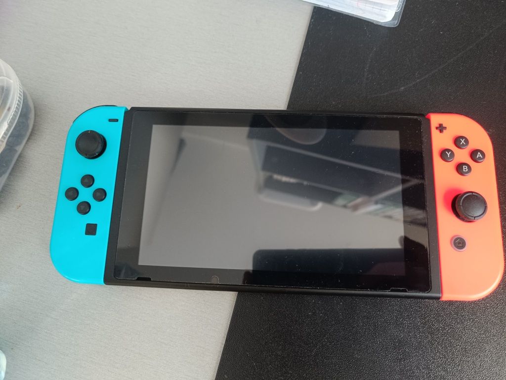 Konsola Nintendo switch  z 5 grami i 32GB pamięci