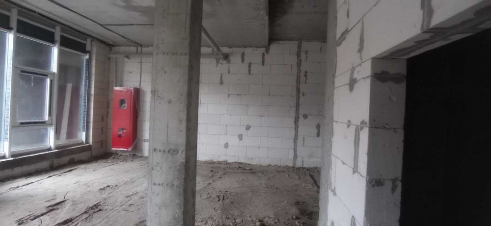 жк Аквамарин .Фасад  площадь  помещения 52 м2. потолки 4 метра. 15 квт