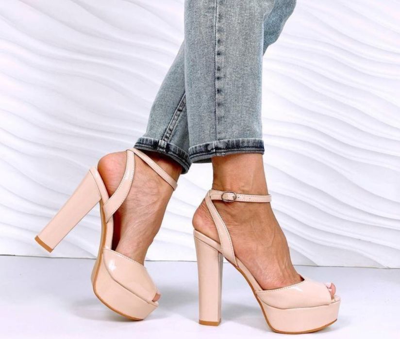 Акція 37-39 Стильні бежеві босоніжки на підборах туфлі лакові шпилька