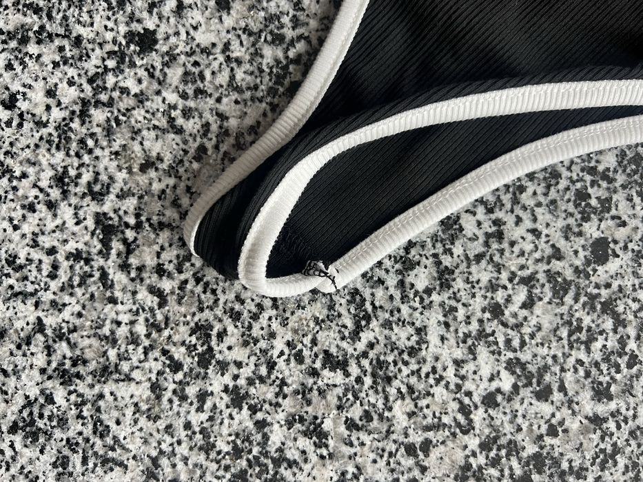 Боді з глибоким вирізом