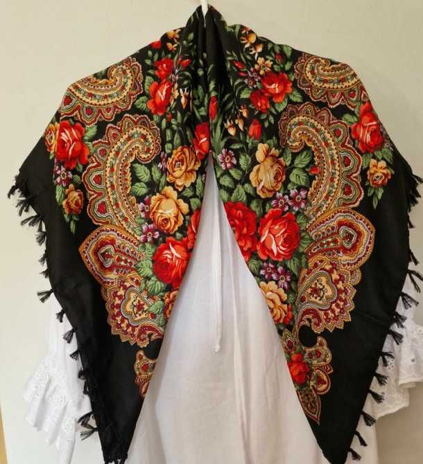 Chusta ludowa, góralska, czarna w kwiaty