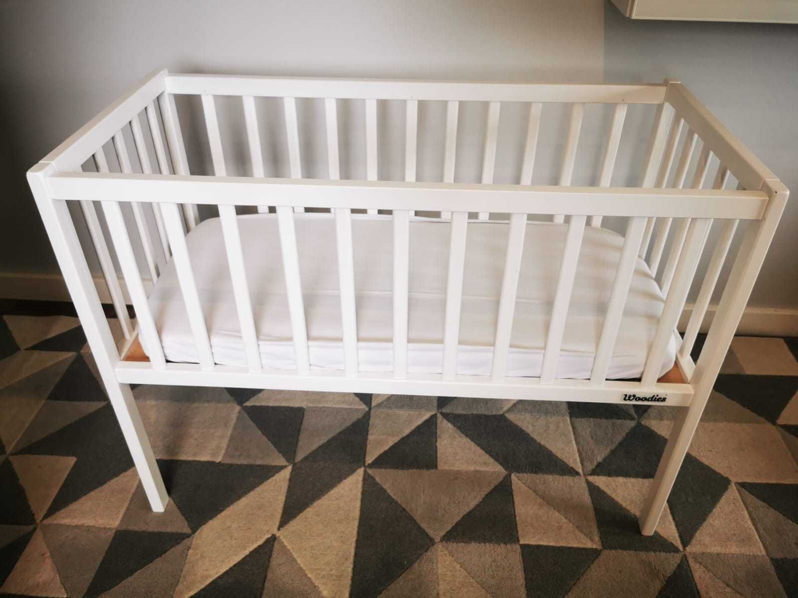 Małe łóżeczko bedside crib Woodies białe 40x90 z materacem