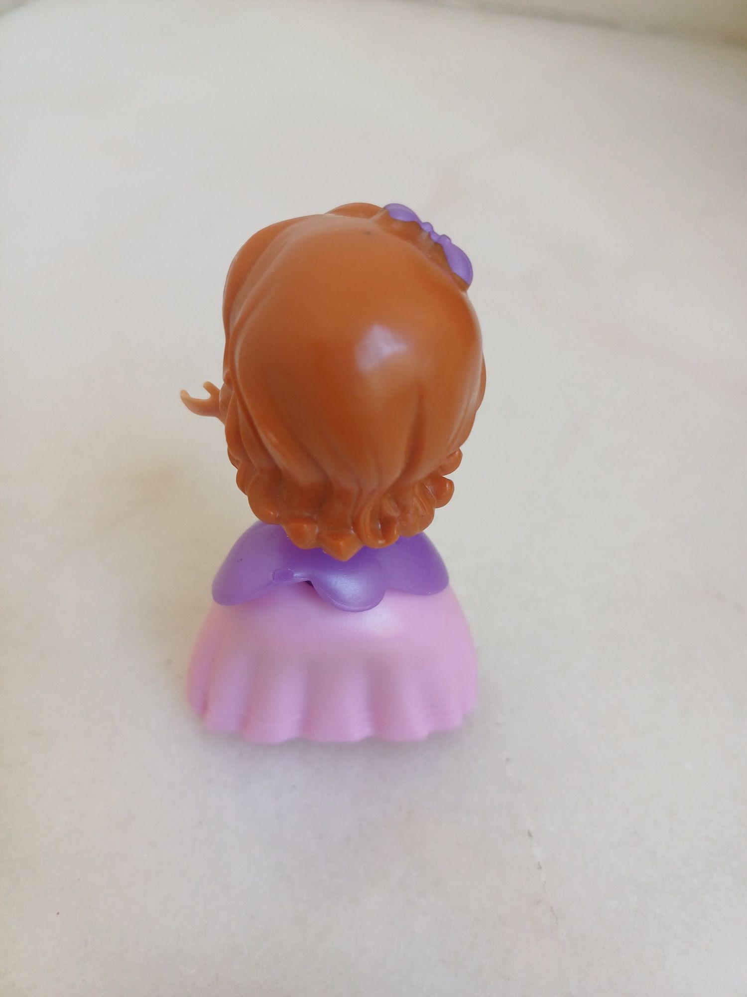 Boneca da princesa Sofia com emblema