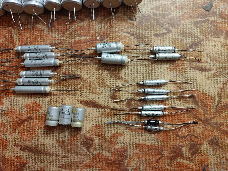 Конденсатори, запобіжники, предохранители