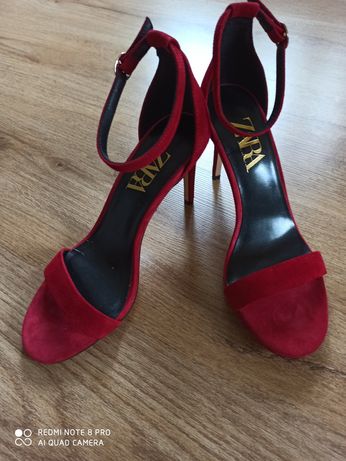 Czerwone sandały na szpilce Zara