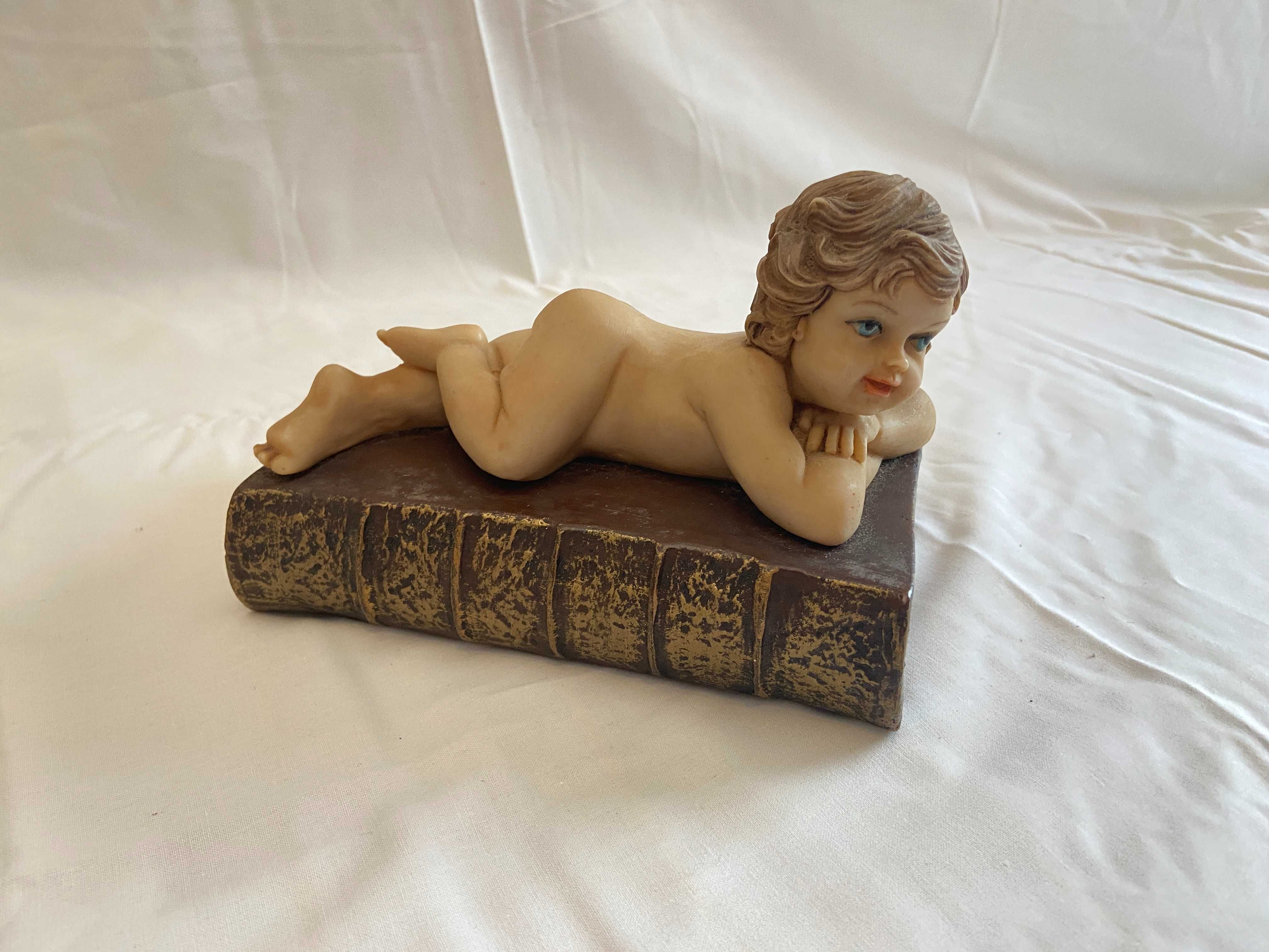 Estatueta / Cerra Livros em Marfinite “Menino Deitado Sobre Livro”