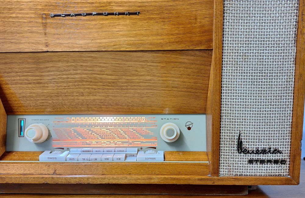 Móvel com rádio e gira discos Blaukpunt