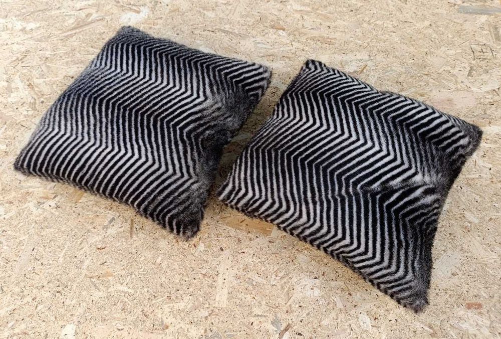 Par de almofadas em tecido padrão zebrado